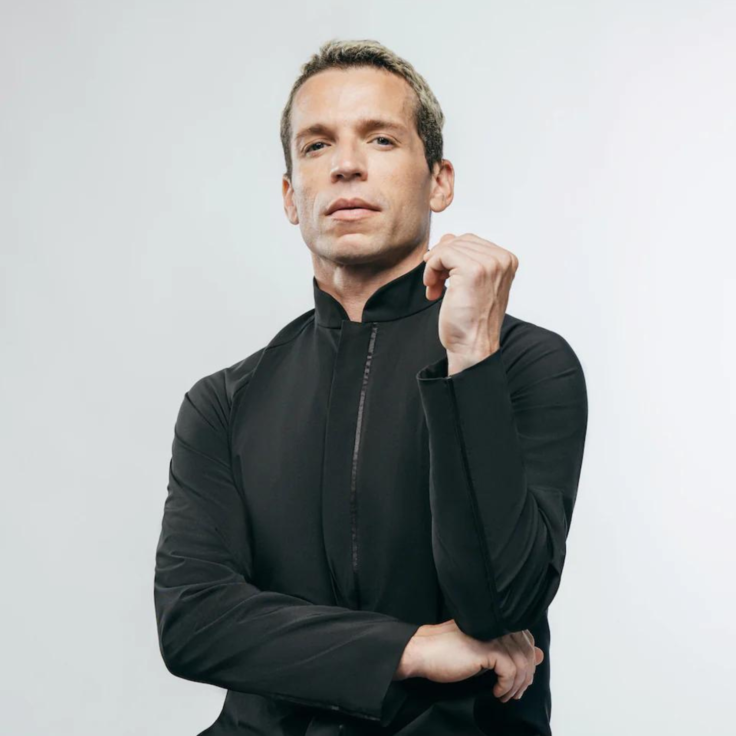 Man wearing Mandarin collar jacket